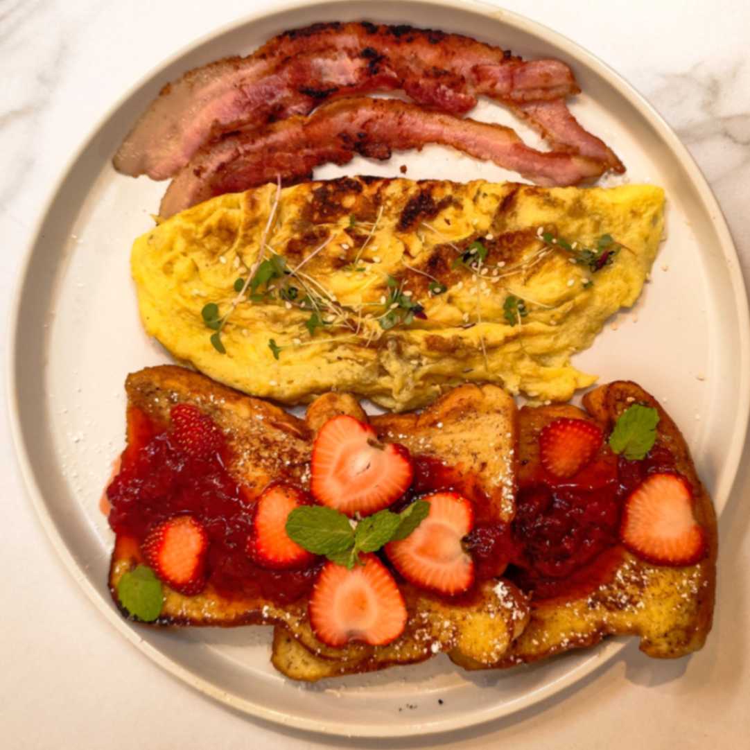 Tostadas francesas con huevos bacon y mermelada de fresa