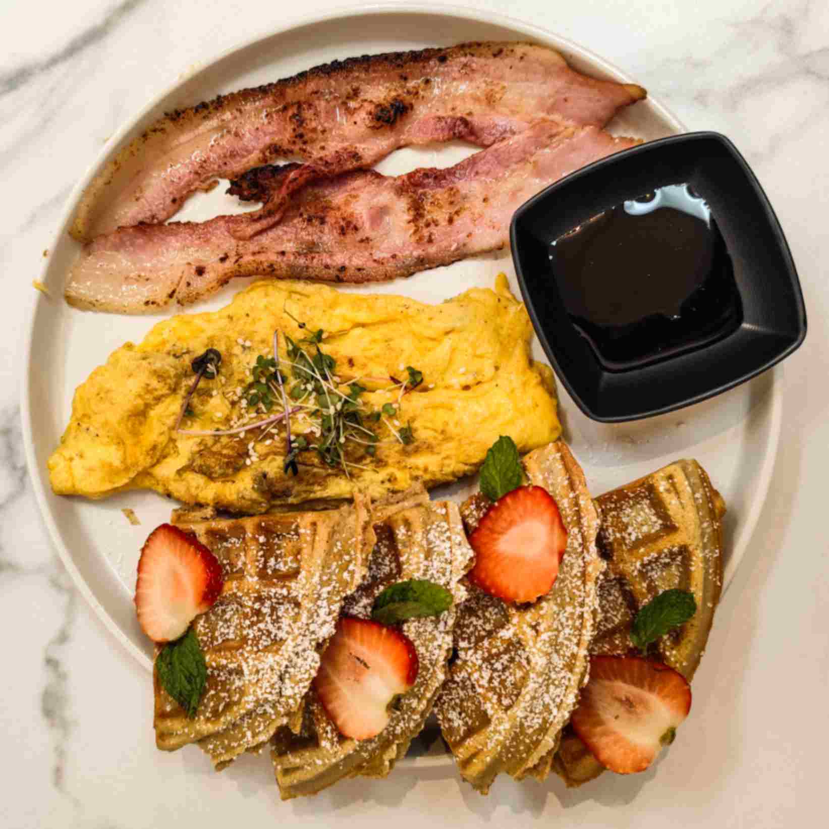Wafles con omelette y Bacon